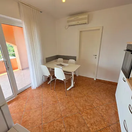 Appartement Tom M Nv 250m From The Beach, With Terrace Novi Vinodolski