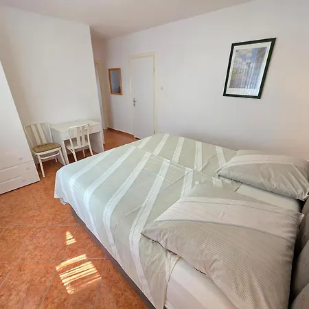 Tom M Nv 250m From The Beach, With Terrace * Novi Vinodolski