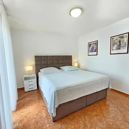 Tom M Nv 250m From The Beach, With Terrace * Novi Vinodolski
